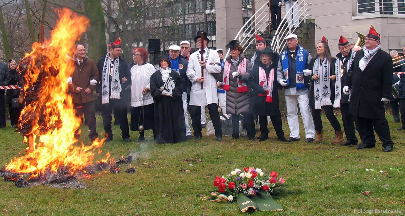 Aschermittwoch mit Hoppeditz Beerdigung in Düsseldorf